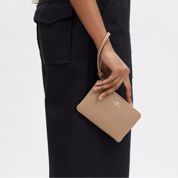 NWOT COACH CORNER ZIP WRISTLET, TAUPE/GOLD Style No. GI979 - Picture 7 of 8